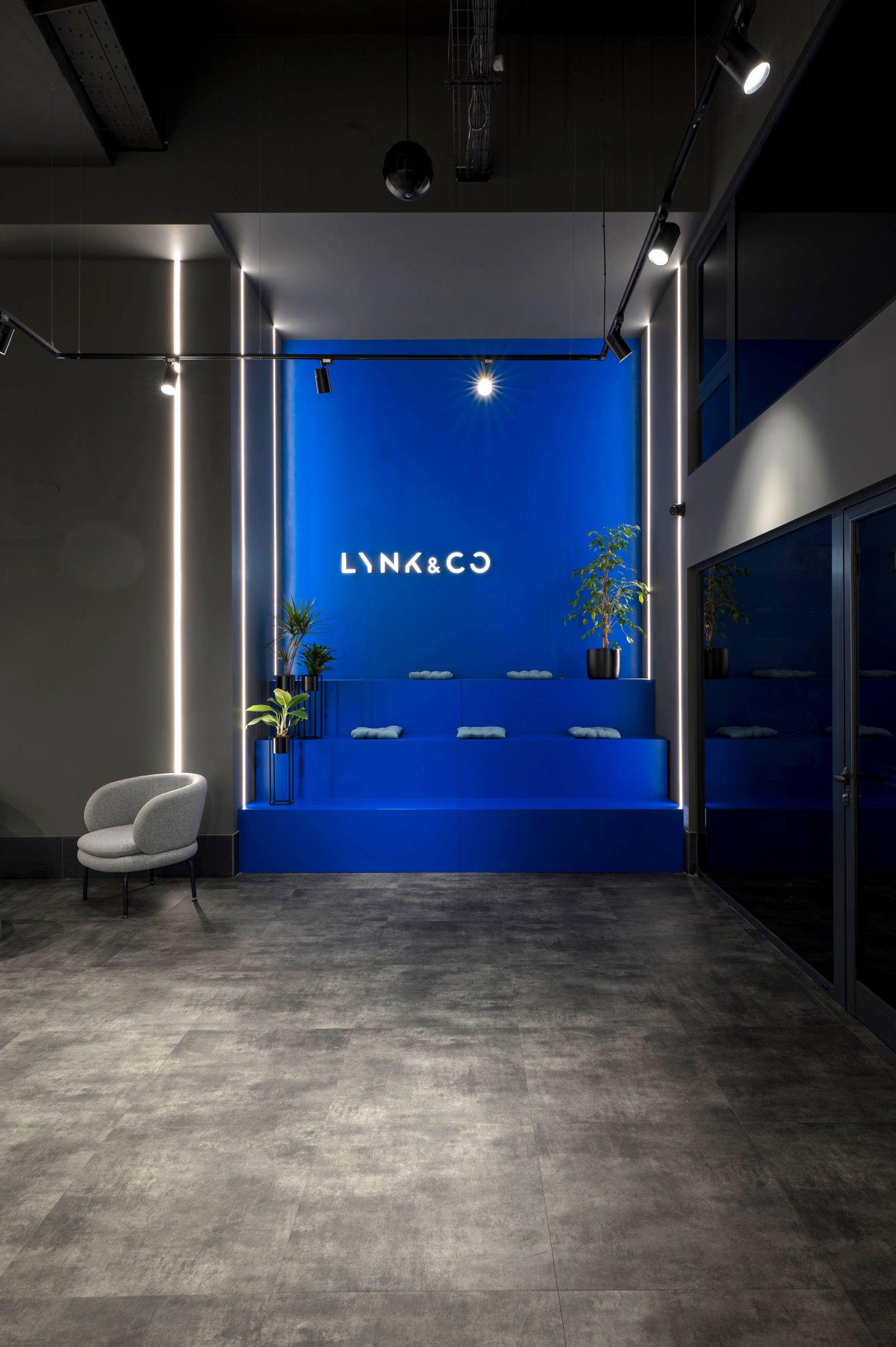 Diseño de interiores comerciales para una marca automotriz view 15 