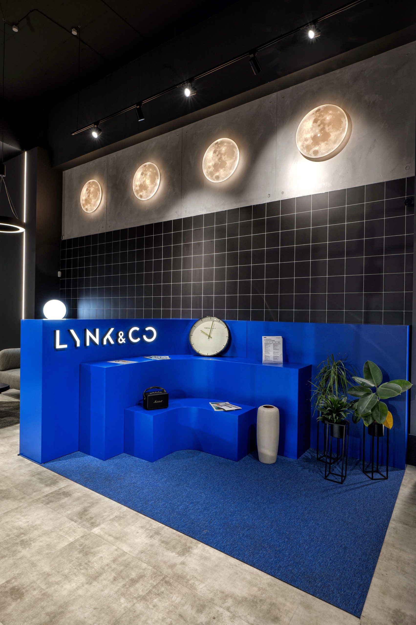 Diseño de interiores comerciales para una marca automotriz view 13 