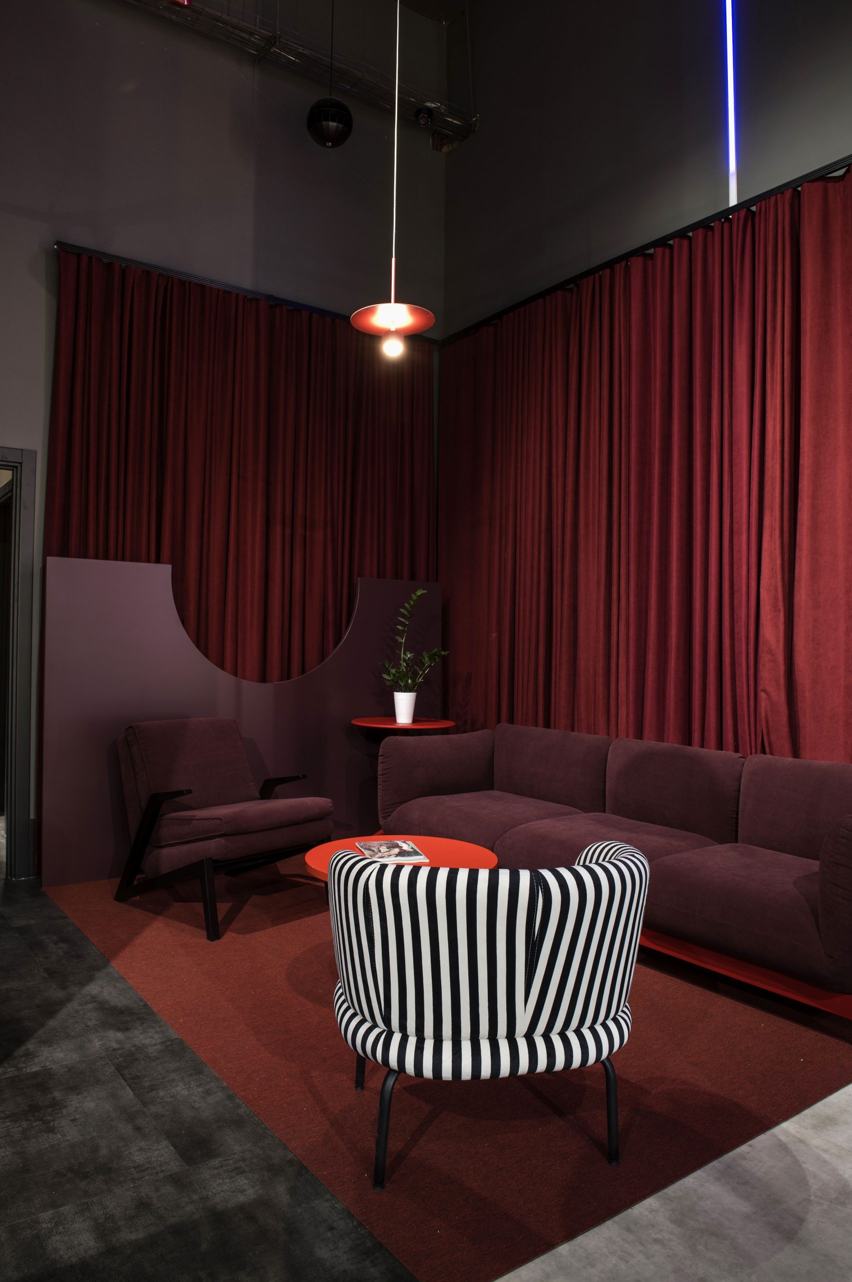 Diseño de interiores comerciales para una marca automotriz view 18 